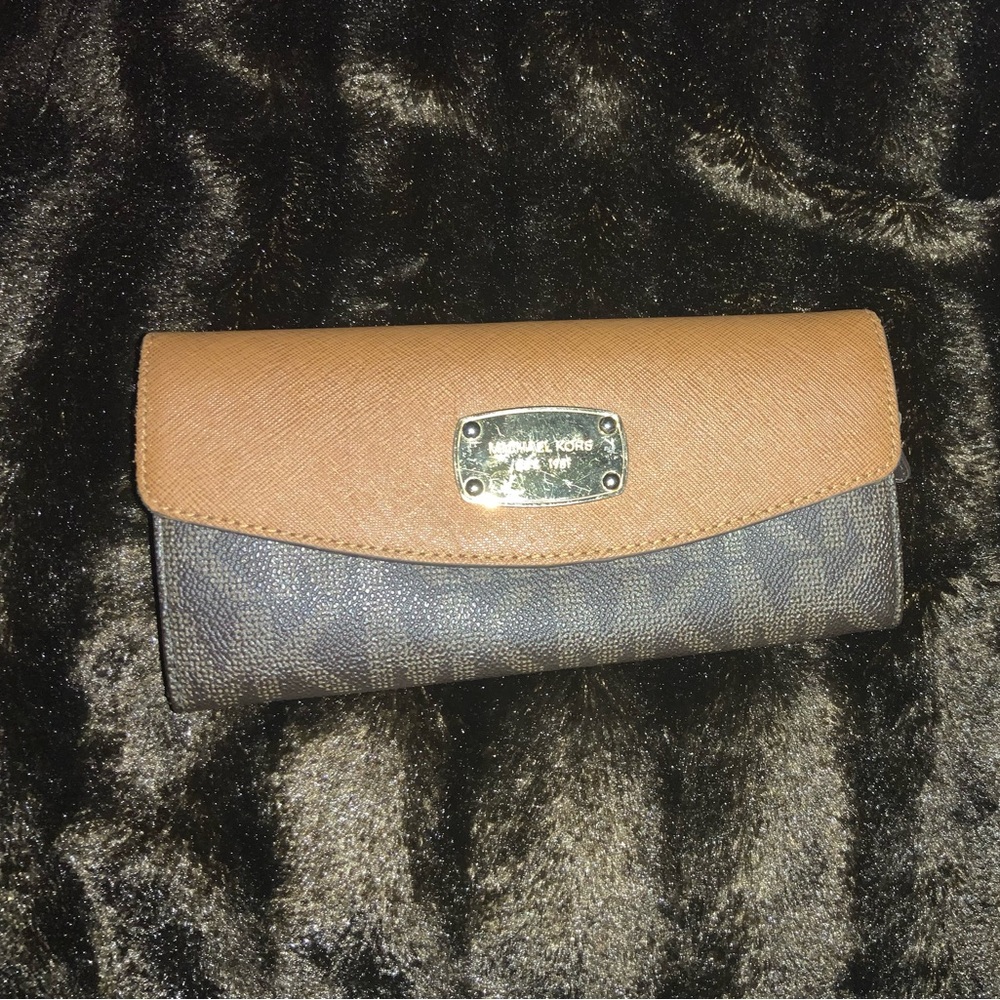 Michael Kors wallet with signature MK.